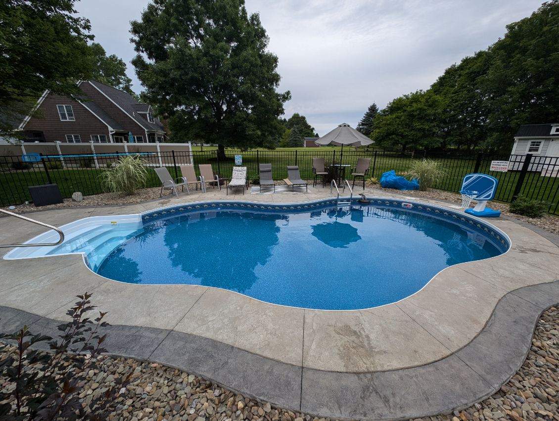 Radiant Inground Pool Package: 16x28 Blue Lagoon with Thermoplastic Stairs